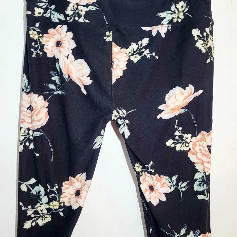 Lidy super soft floral capris size  SZ-L/XXL black multi-flowered legging